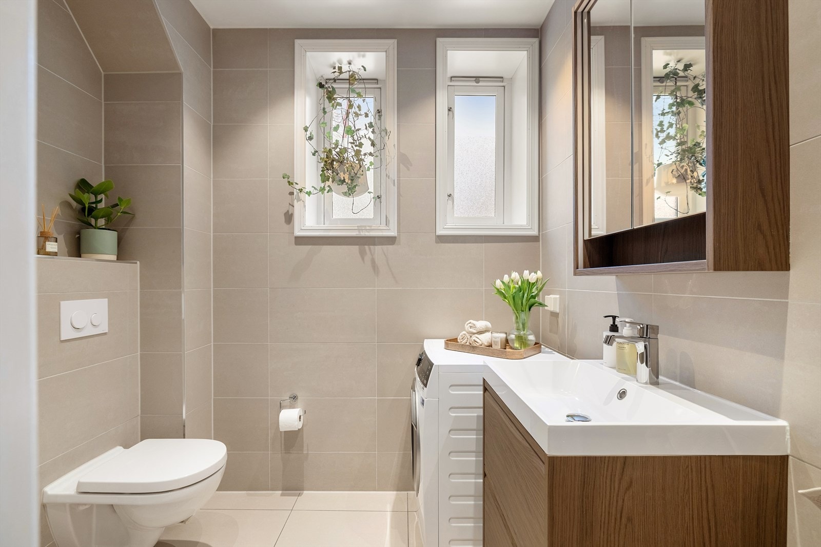 Tidløst bad fra 2014, med nytt servantskap, ny servant og blandebatteri, rør og nytt overskap med speil i 2026. Galleribilde