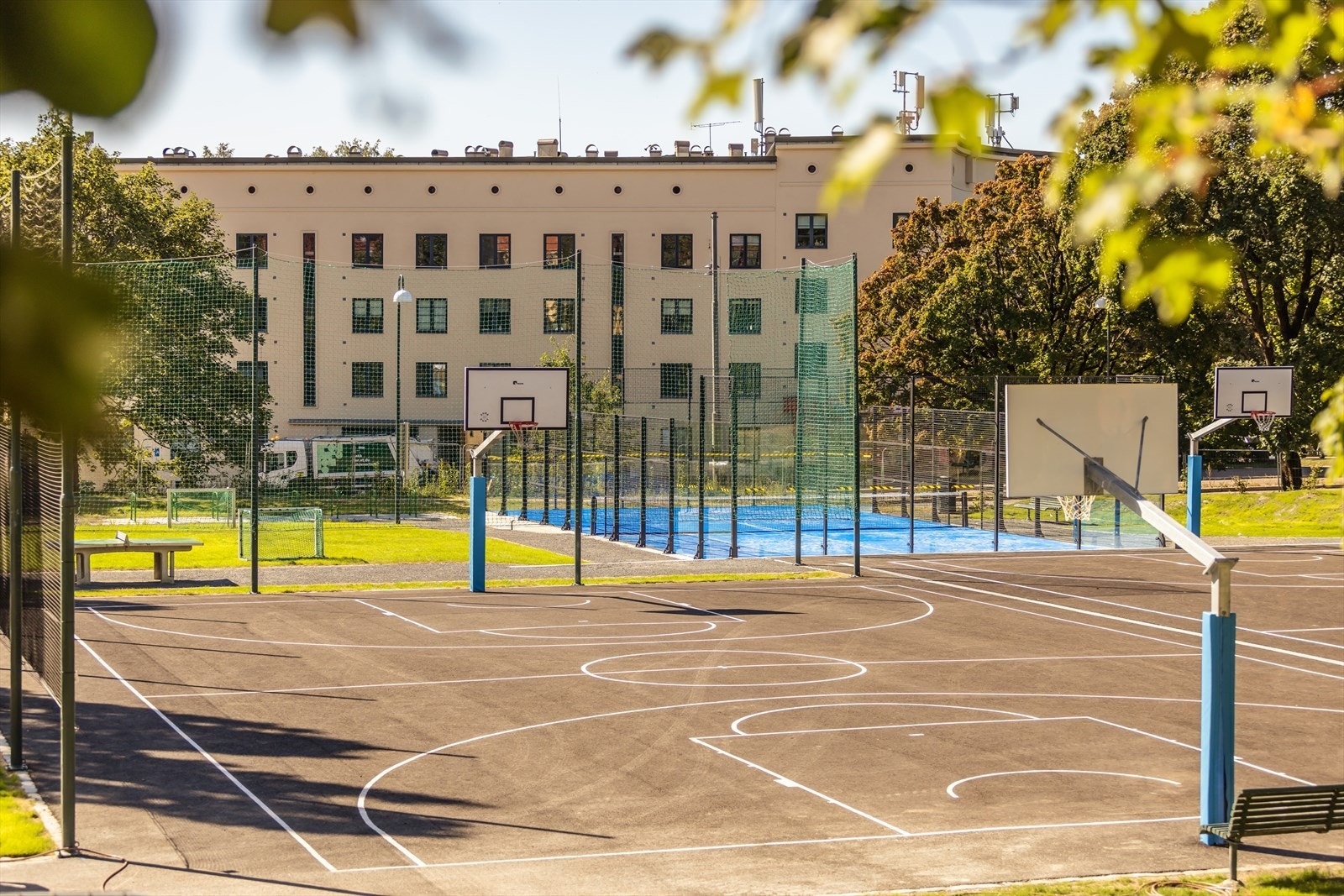 Det er nylig etablert en utendørs padelbane på Arkitekt Rivertz' plass, som du kan leie gratis. Galleribilde