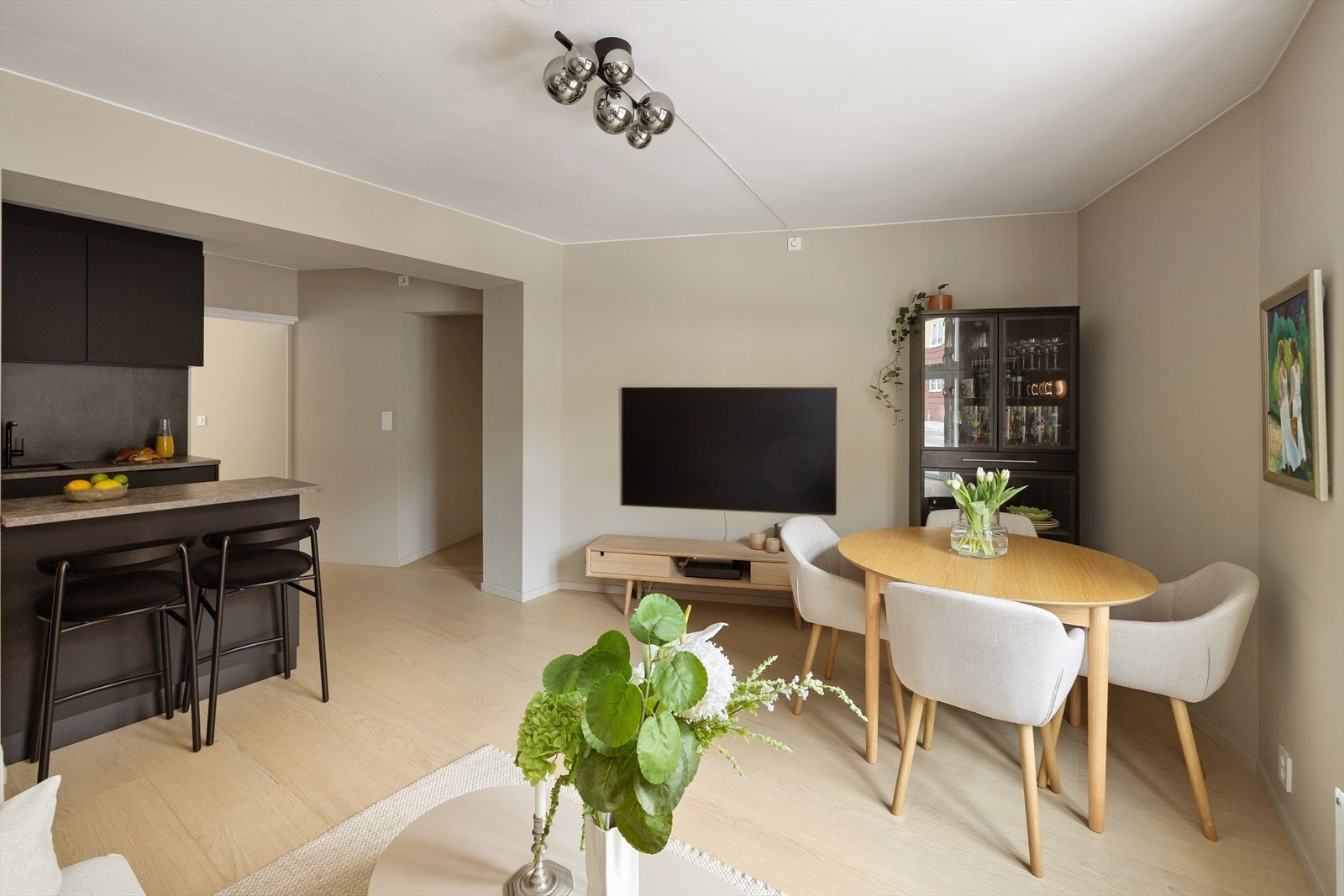 Komplett nytt skjult elektrisk anlegg, inkludert nytt sikringsskap 2022-2023. Elvia har også hatt kontroll i ettertid og godkjent anlegget. Galleribilde