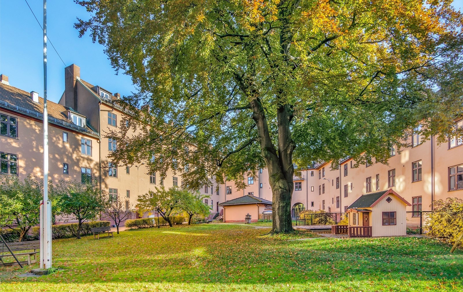 Gården har en fantastisk bakgård med flere sittegrupper. Galleribilde