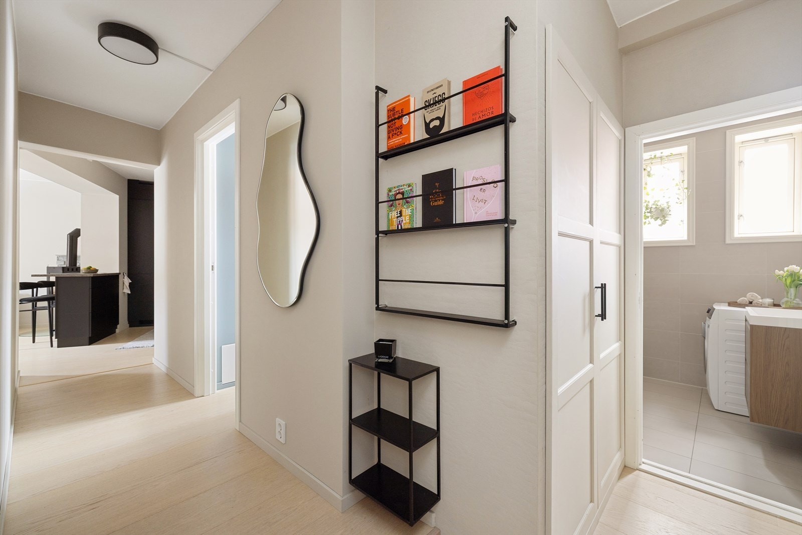 Oppbevaring i plassbygd garderobeskap. Galleribilde