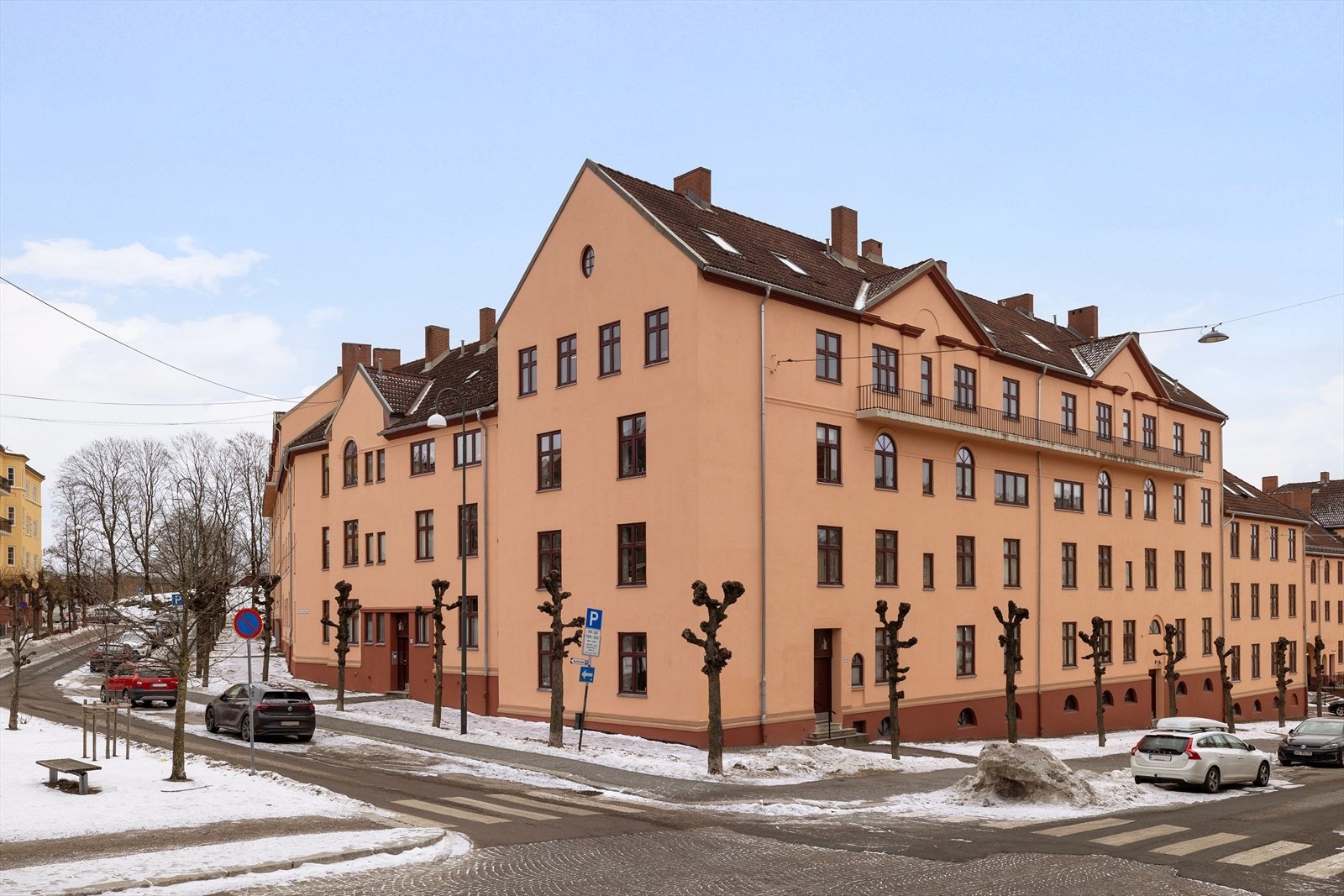 Borettslaget har noen få parkeringsplasser. Disse leies ut etter regler fastsatt av generalforsamlingen og styret. Det foretas en årlig trekning blant alle interesserte beboere i mai. Galleribilde