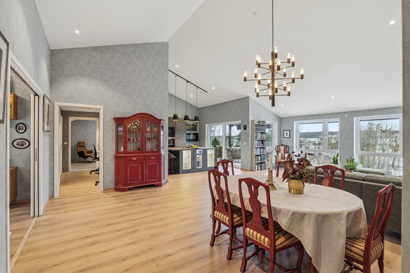 Spisestuen er plassert i tilknytning til kjøkkenet, ideelt for sosiale sammenkomster. Galleribilde