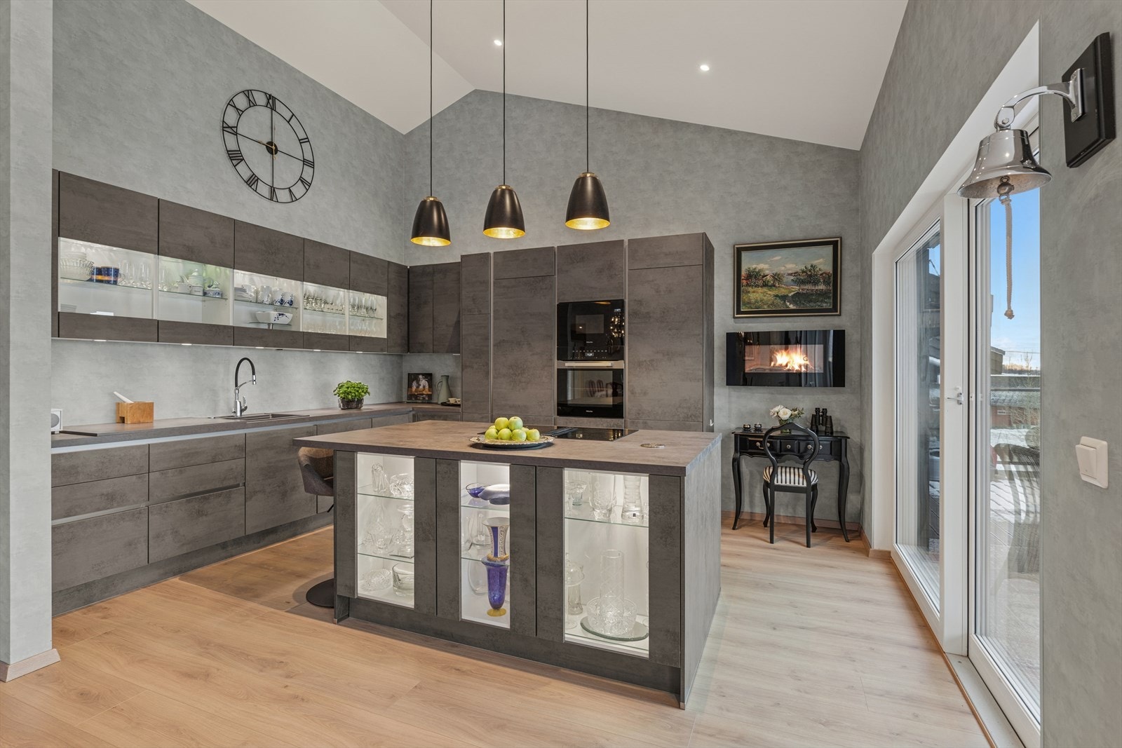 Moderne og velutstyrt kjøkken med en sosial åpen løsning inn til stuen Galleribilde