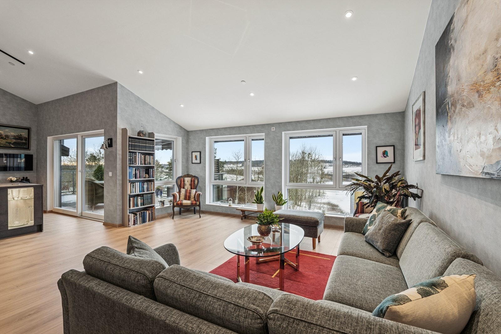 Leiligheten er gjennomgående med store vindusflater og en luftig atmosfære takket være den gode takhøyden. Galleribilde