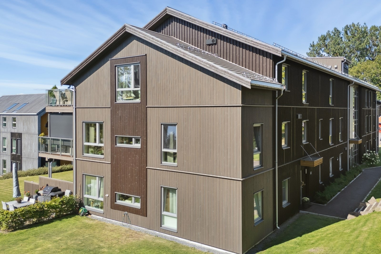 Bygget har en stilren arkitektur med en kombinasjon av tre- og platekledning. Galleribilde