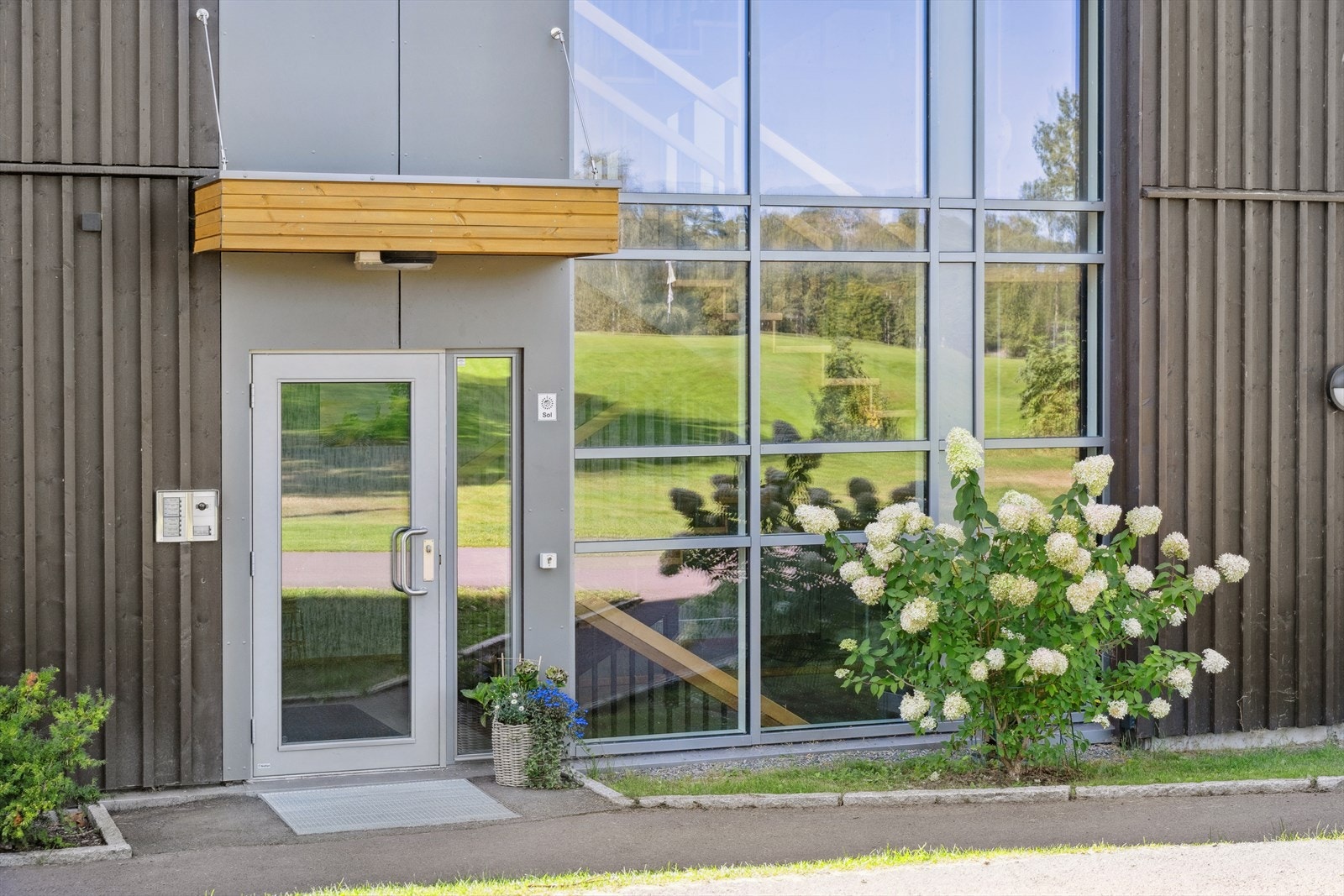 Felles inngangsparti med porttelefon for enkel og sikker adkomst. Galleribilde