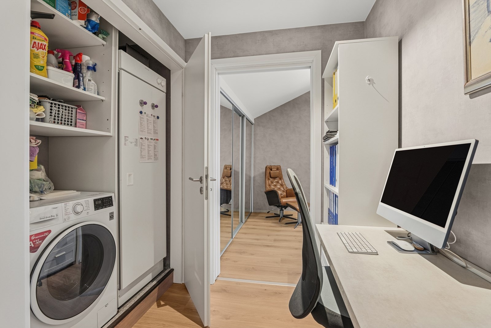 Praktisk, skjult løsning for vaskemaskin, tørkeskap og oppbevaring i tilknytning til kontordelen. Galleribilde