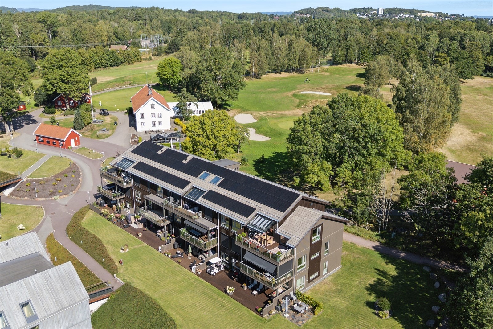 Leiligheten har en unik beliggenhet med golfbanen som nærmeste nabo. Galleribilde