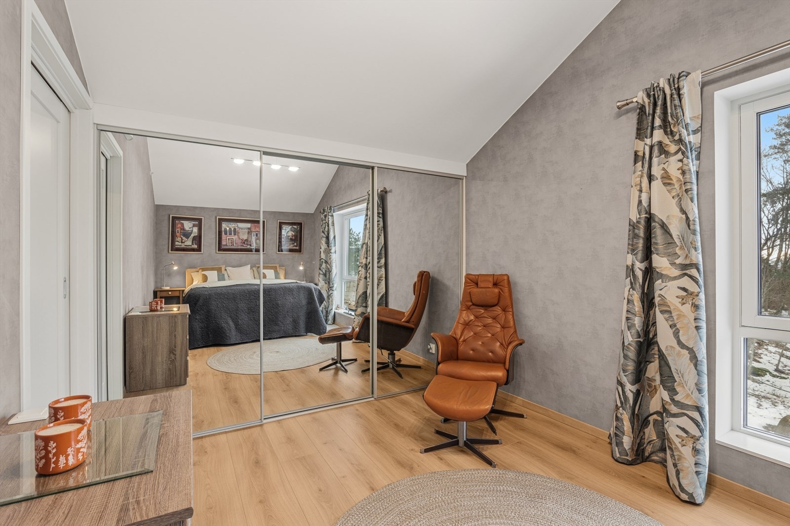 En stor skyvedørsgarderobe med speilfronter gir rikelig med oppbevaringsplass. Galleribilde