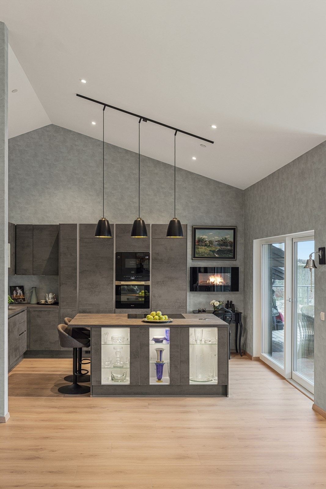 God takhøyde og gjennomtenkte belysningsløsninger preger også kjøkkenområdet. Galleribilde