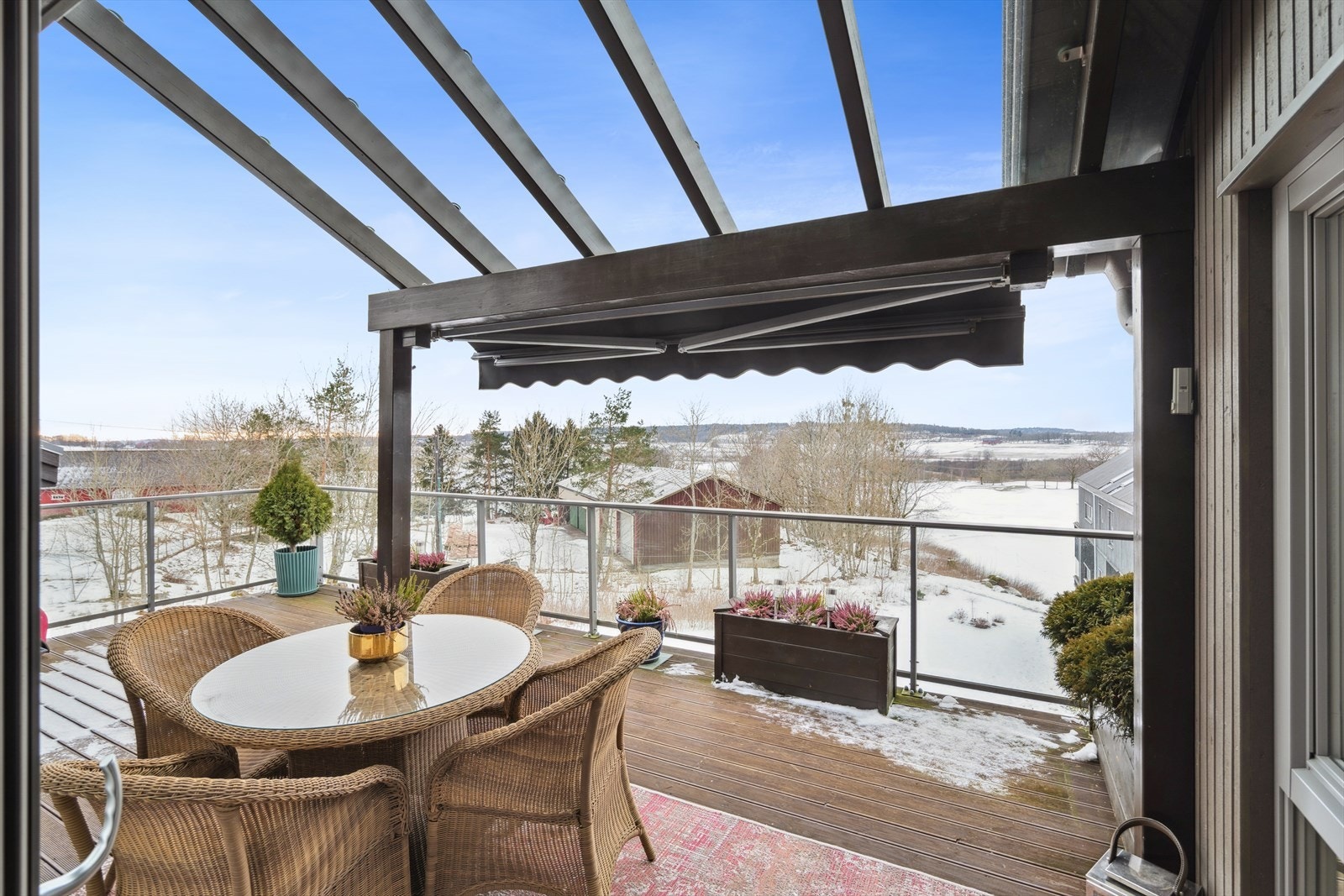 Terrassen har en pergola med glasstak og markise Galleribilde