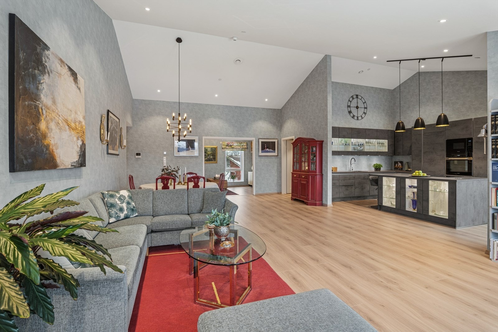 En åpen og sosial planløsning mellom stue og kjøkken. Galleribilde