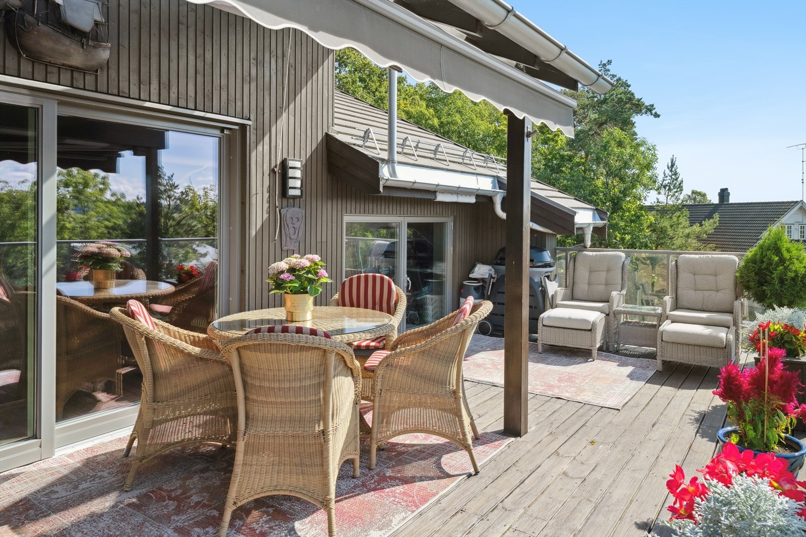 Verandaen er en forlengelse av stuen med fin utebod i bakkant med glassdører hvor man kan vinterlagre ute-møblementet Galleribilde