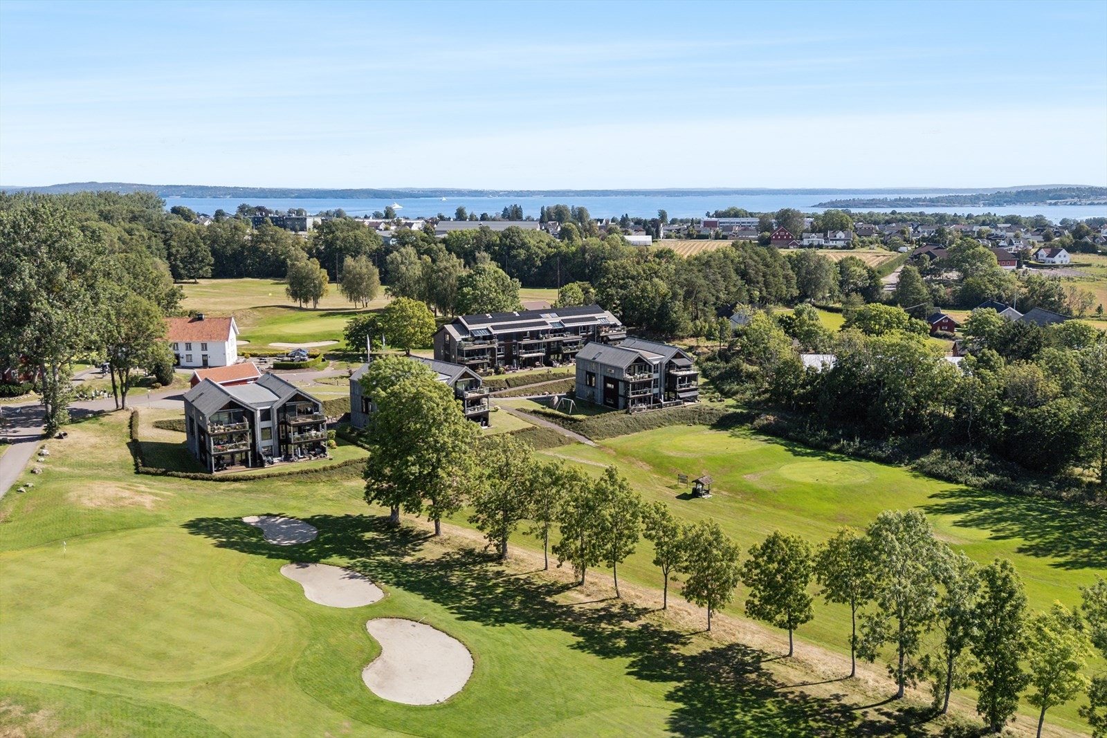 Eiendommen ligger i et rolig og etablert boligområde med grønne fellesarealer. Galleribilde