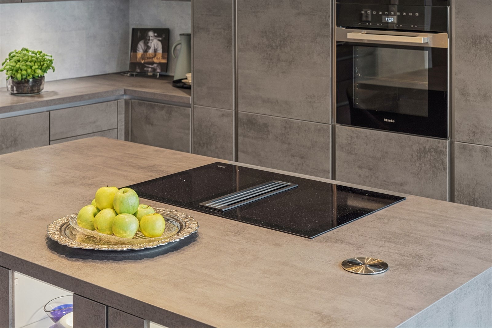 Kjøkkenet er utstyrt med integrerte hvitevarer fra Miele, inkludert platetopp med integrert ventilator. Galleribilde