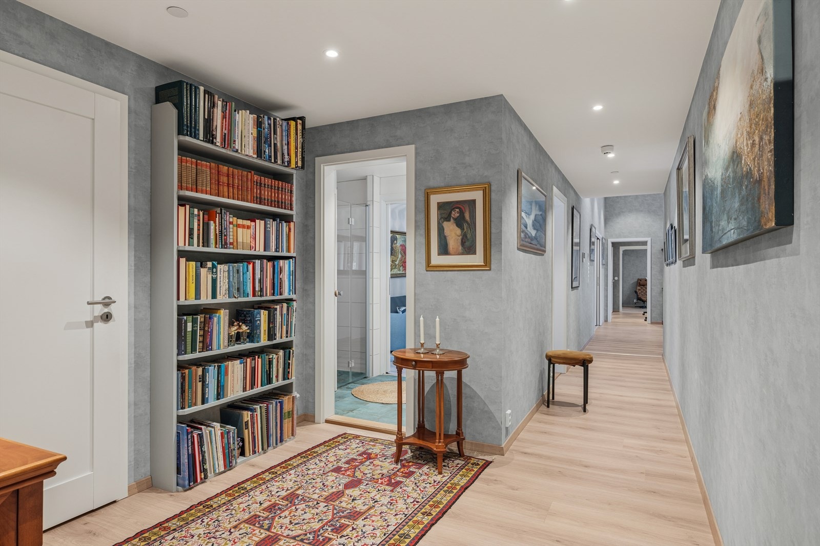 Entréen har god plass til oppbevaring med bod til venstre, og gir tilgang til flere av boligens rom. Galleribilde