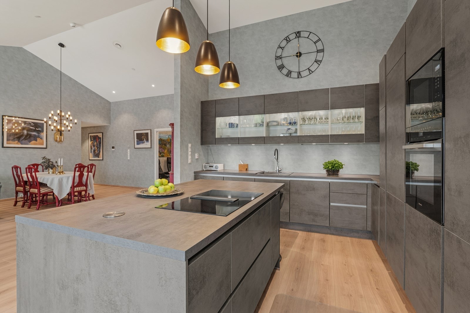 Lekkert kjøkken med integrerte hvitevarer og en helt supert kjøkkenøy som gjør at man har god plass mens man kokkelerer Galleribilde