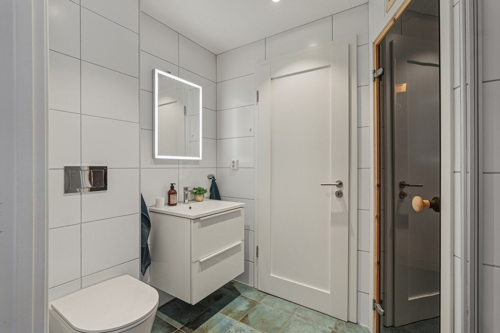 Det første badet blir brukt som gjestebad/toalett hvor man har dusjnisje og tilgang til badstue! Galleribilde