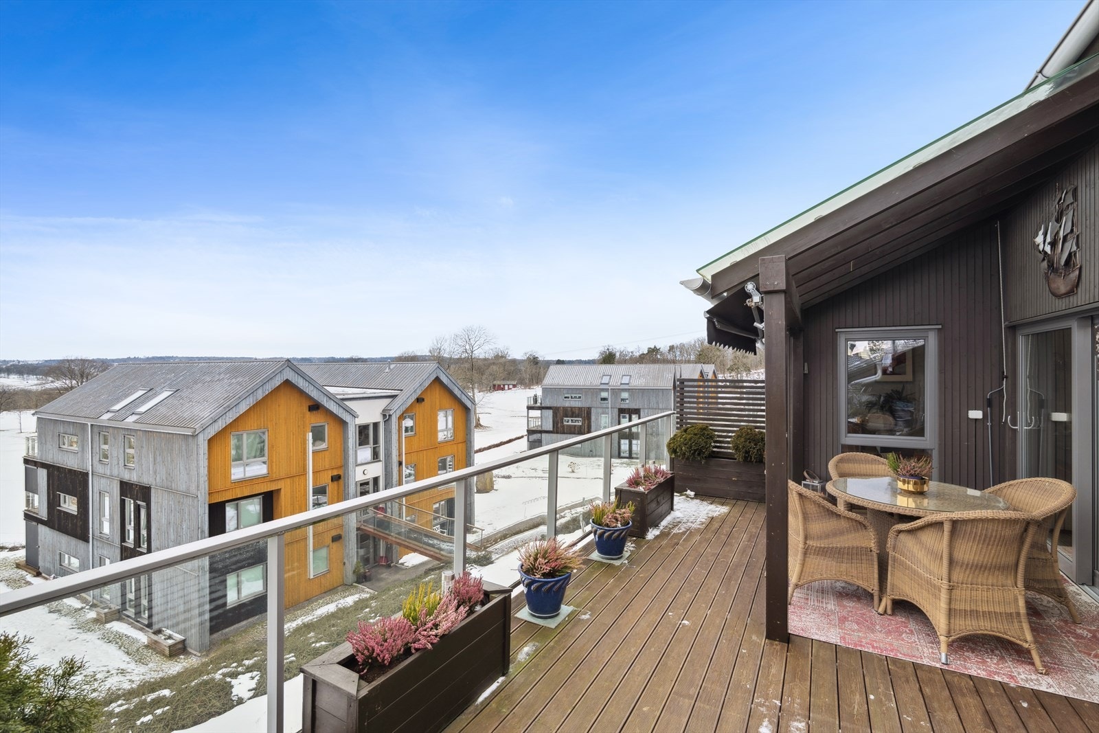 Herfra har du en åpen og vidstrakt utsikt over nærområdet og golfbanen som er lett å hvile øynene på igjennom årets 4 sesonger Galleribilde