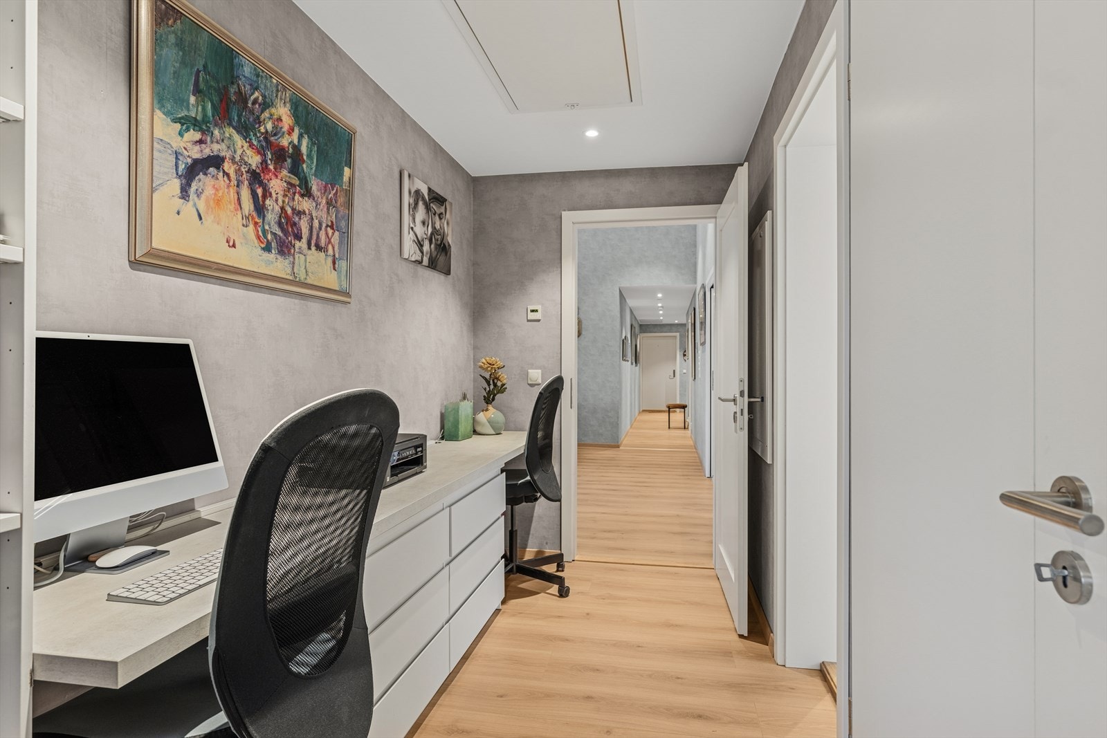 En egen sone er tilrettelagt for hjemmekontor med plass til to arbeidsstasjoner - også her er det loft med lagringsmuligheter Galleribilde