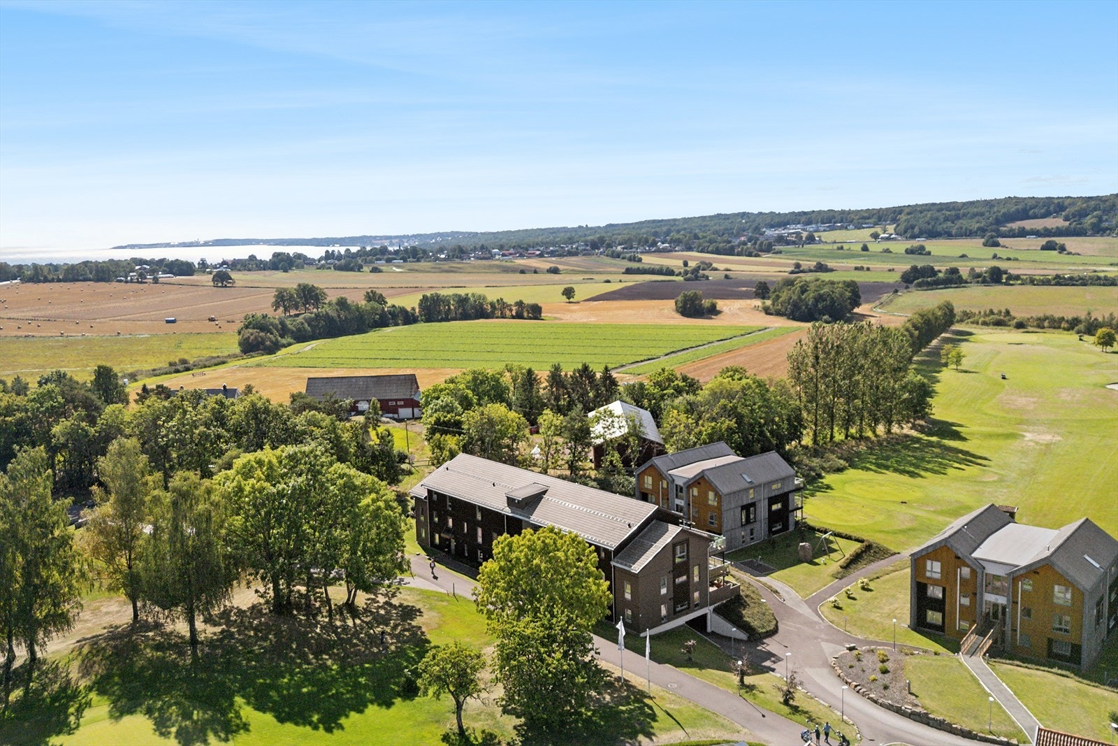 Omgitt av et åpent og landlig kulturlandskap med nærhet til sjøen. Galleribilde