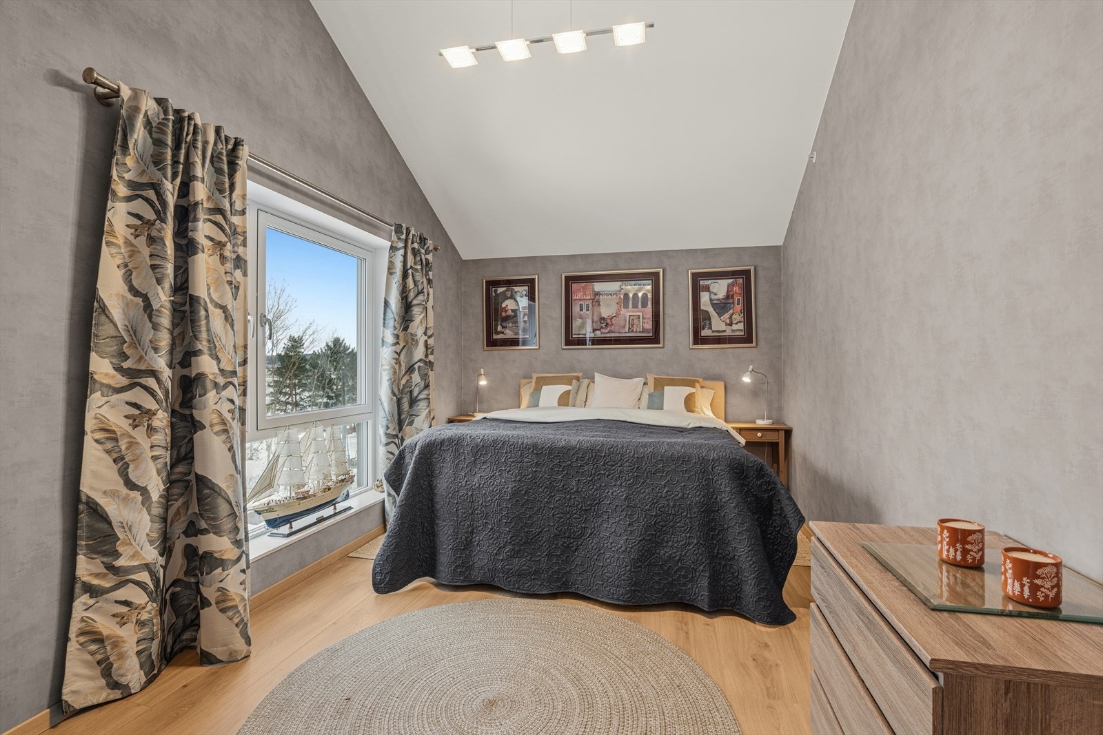 Igjennom kontoret finner vi hovedsoverommet som er meget romslig, med god plass til dobbeltseng og tilhørende møblement. Galleribilde