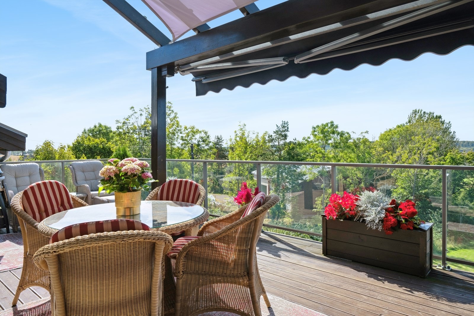 Den store, usjenerte verandaen har god plass til utemøbler og gir en følelse av å bo tett på naturen. Galleribilde