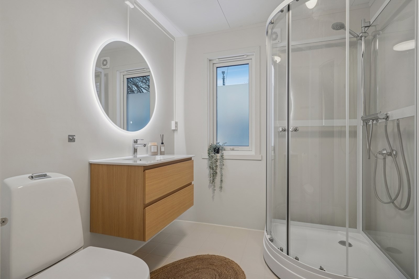 Vegger ble helsparklet/ malt, gulv malt og ny innredning og dusjkabinett ble satt inn. Veggene har fliser som er helsparklet med våtromssparkel og malt med våtromsmaling. Taket har himlingsplater. Galleribilde