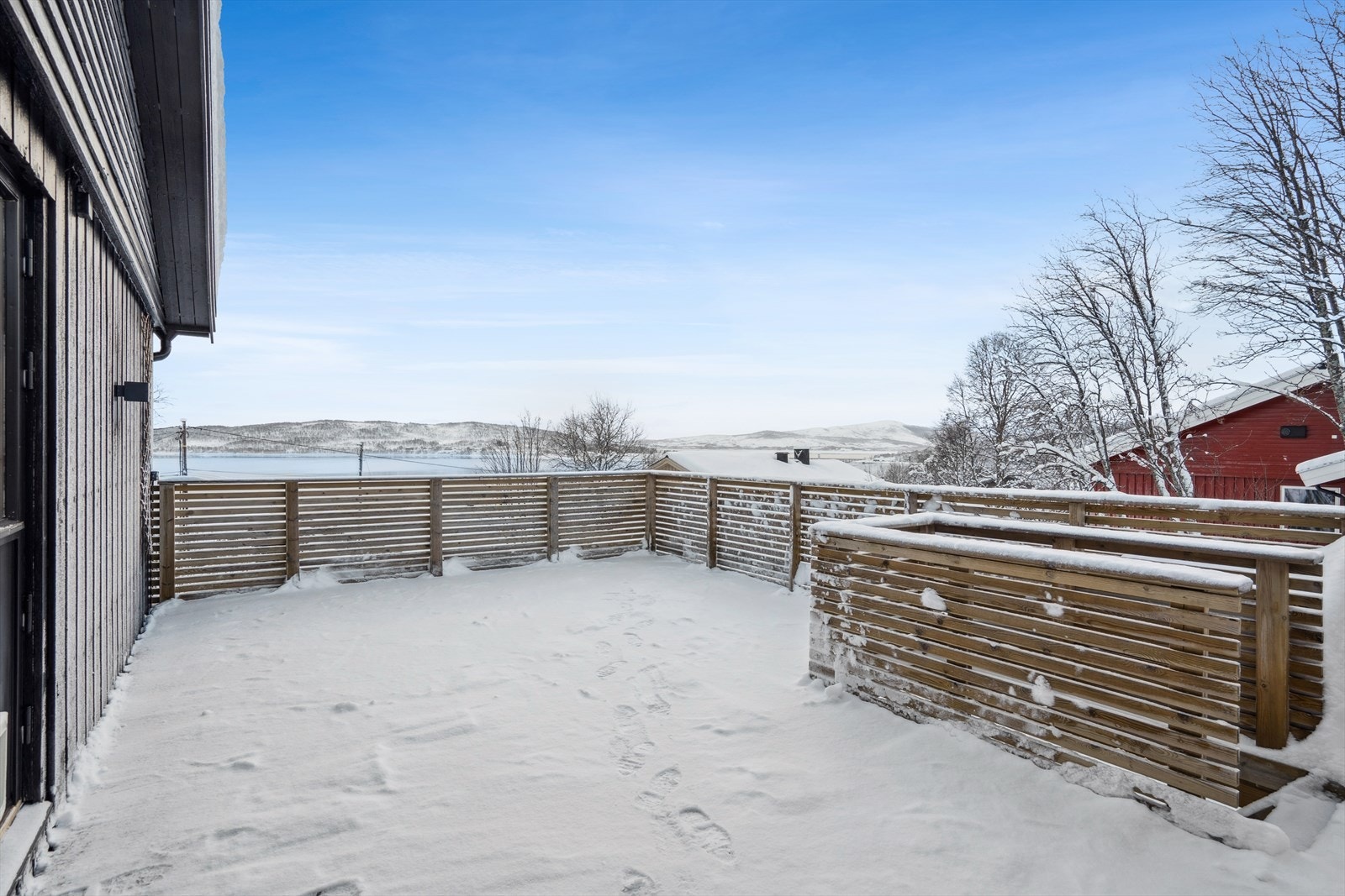 Fra stuen er det utgang til altan med flott utsikt og gode solforhold. Altanen er sørvendt. Galleribilde