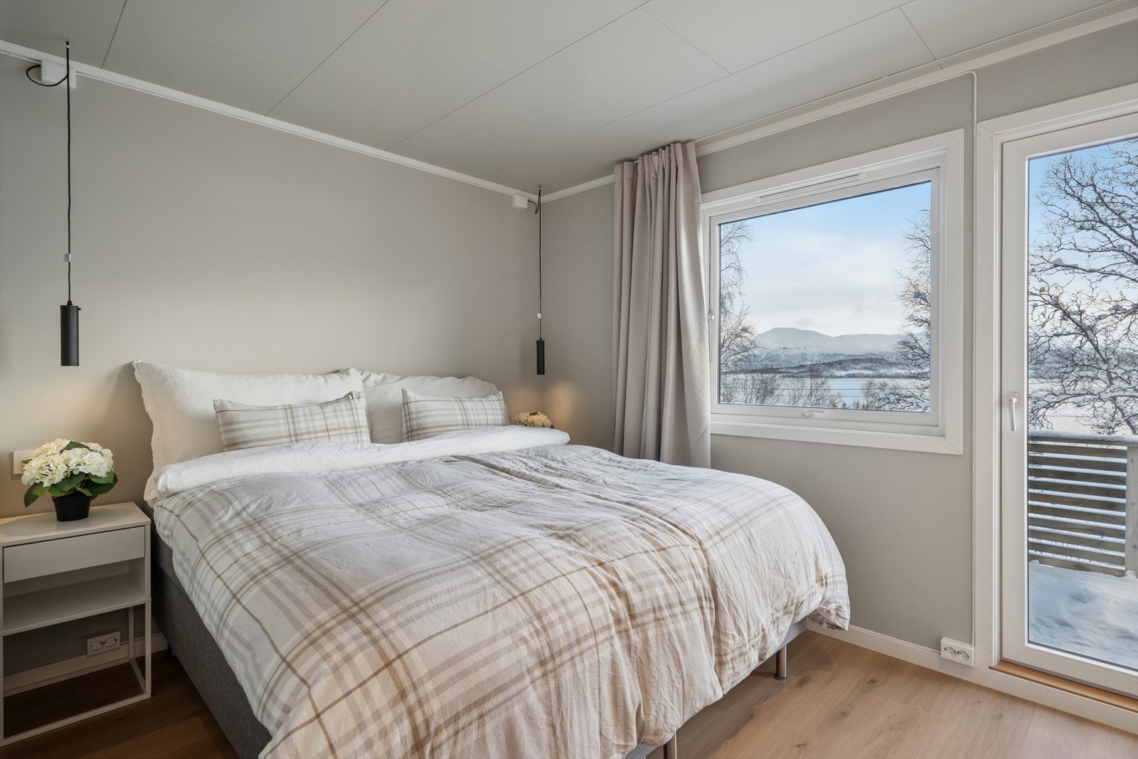 Boligen har totalt tre soverom av god størrelse. Hovedsoverom har utgang til balkong med flott utsikt. Galleribilde