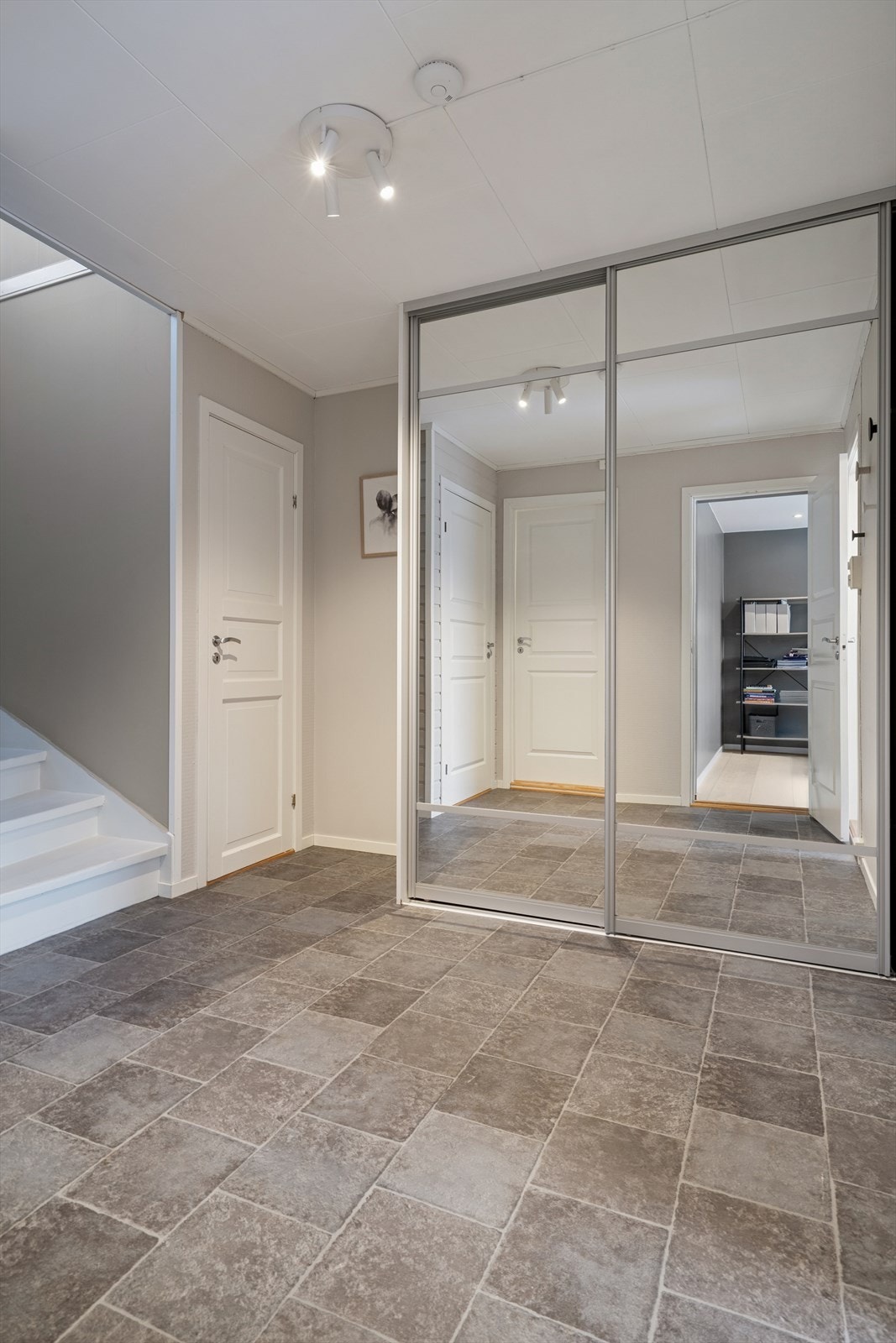 Gang med skyvedørsgarderobe! Galleribilde