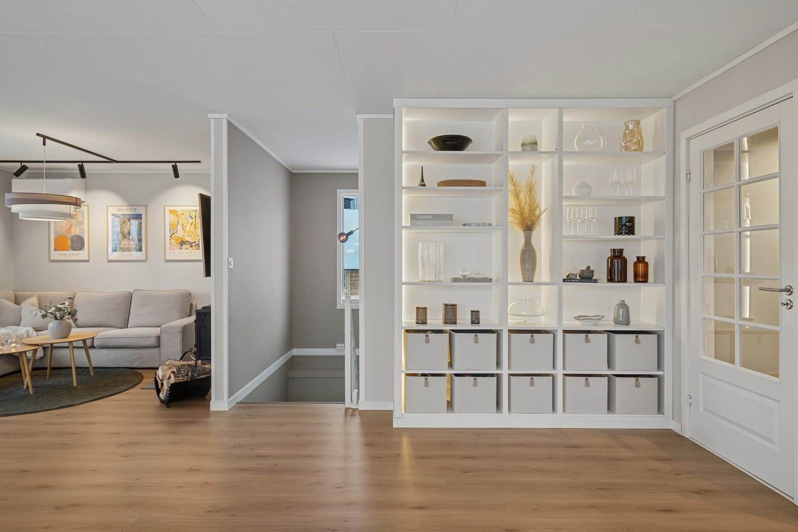 Det plassbygde reolsystemet i stuen gir svært gode oppbevaringsmuligheter. Galleribilde