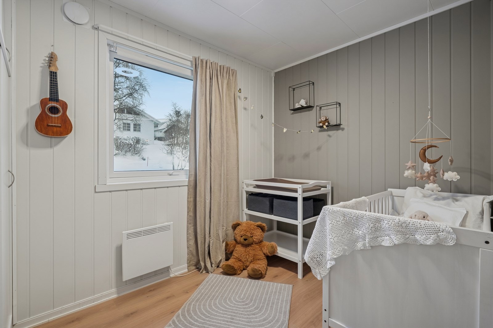 Soverom nr. 3 med god plass til seng og annet møblement. Galleribilde