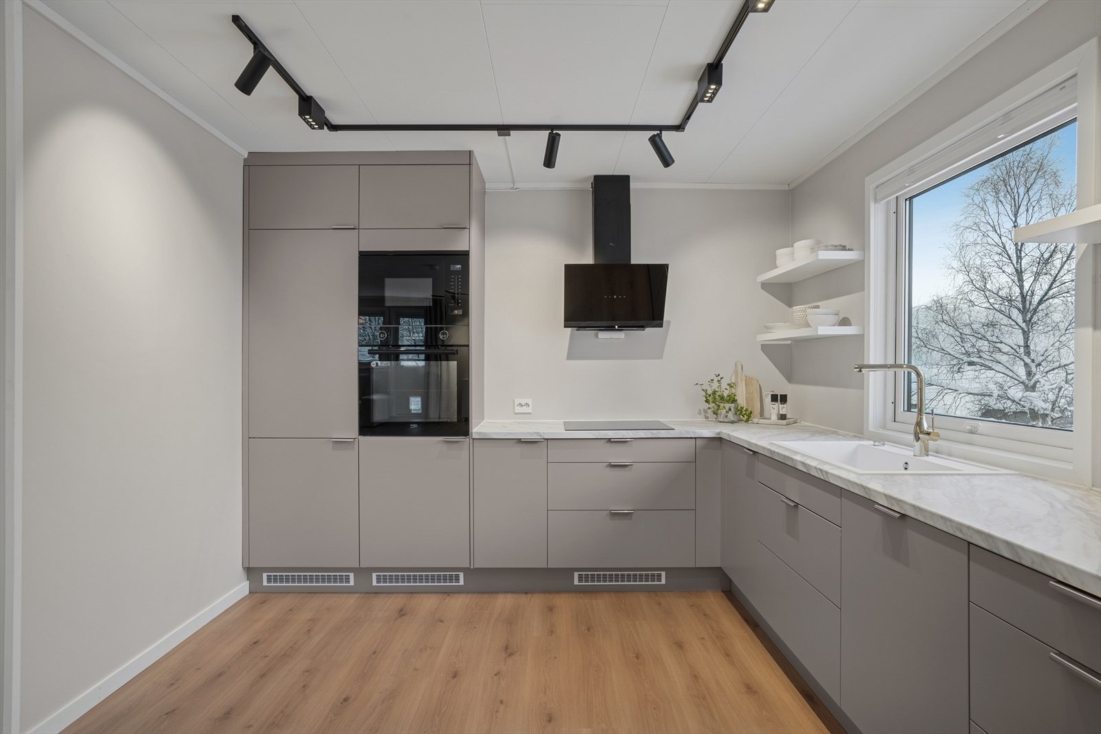 Kjøkkenet har godt med skap og benkeplass. Galleribilde