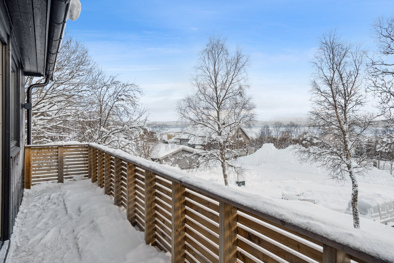 Fra soverommet har man utgang til balkong med utsikt! Galleribilde