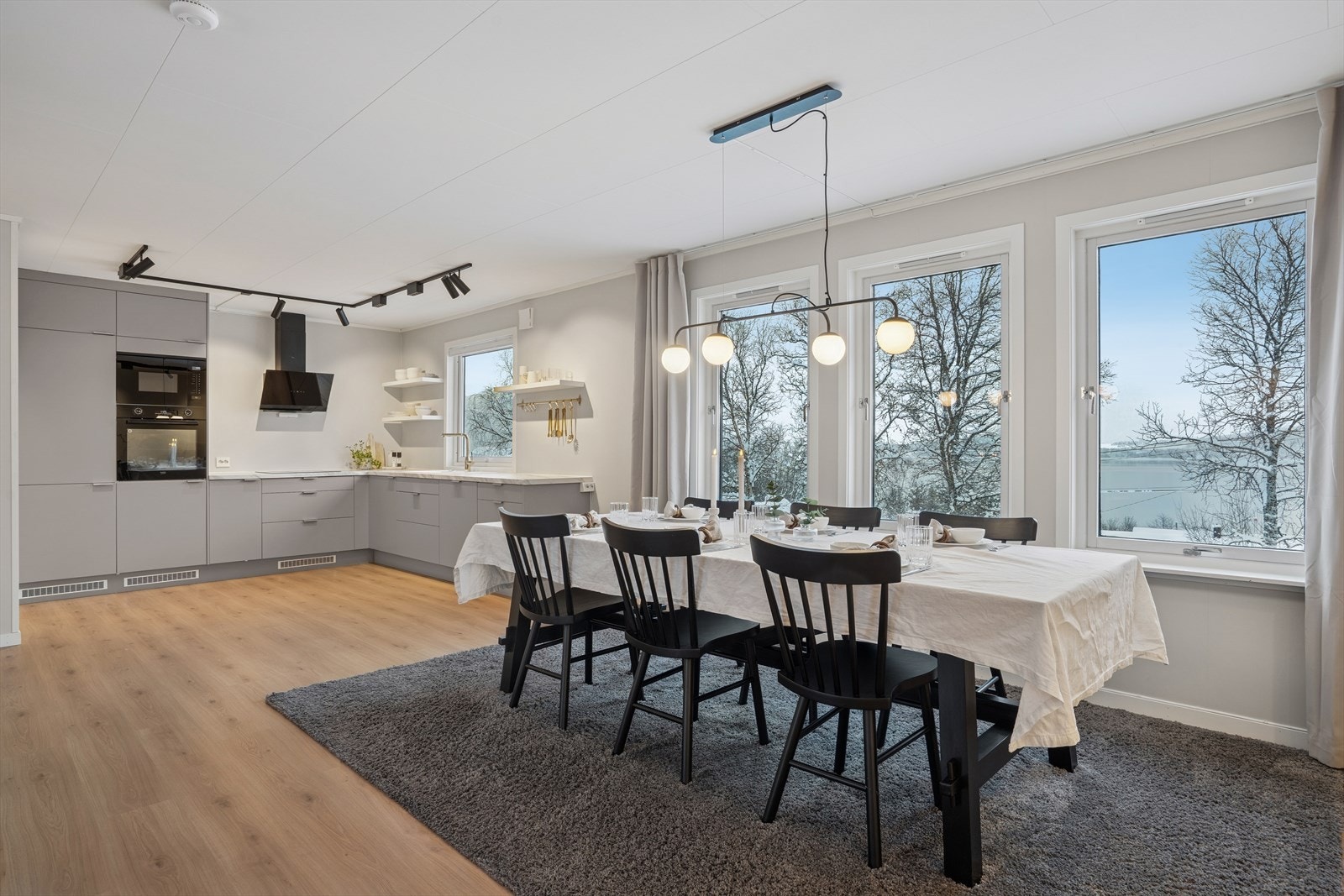 Åpen stue/ kjøkkenløsning bidrar til en sosial atmosfære i rommet. Galleribilde