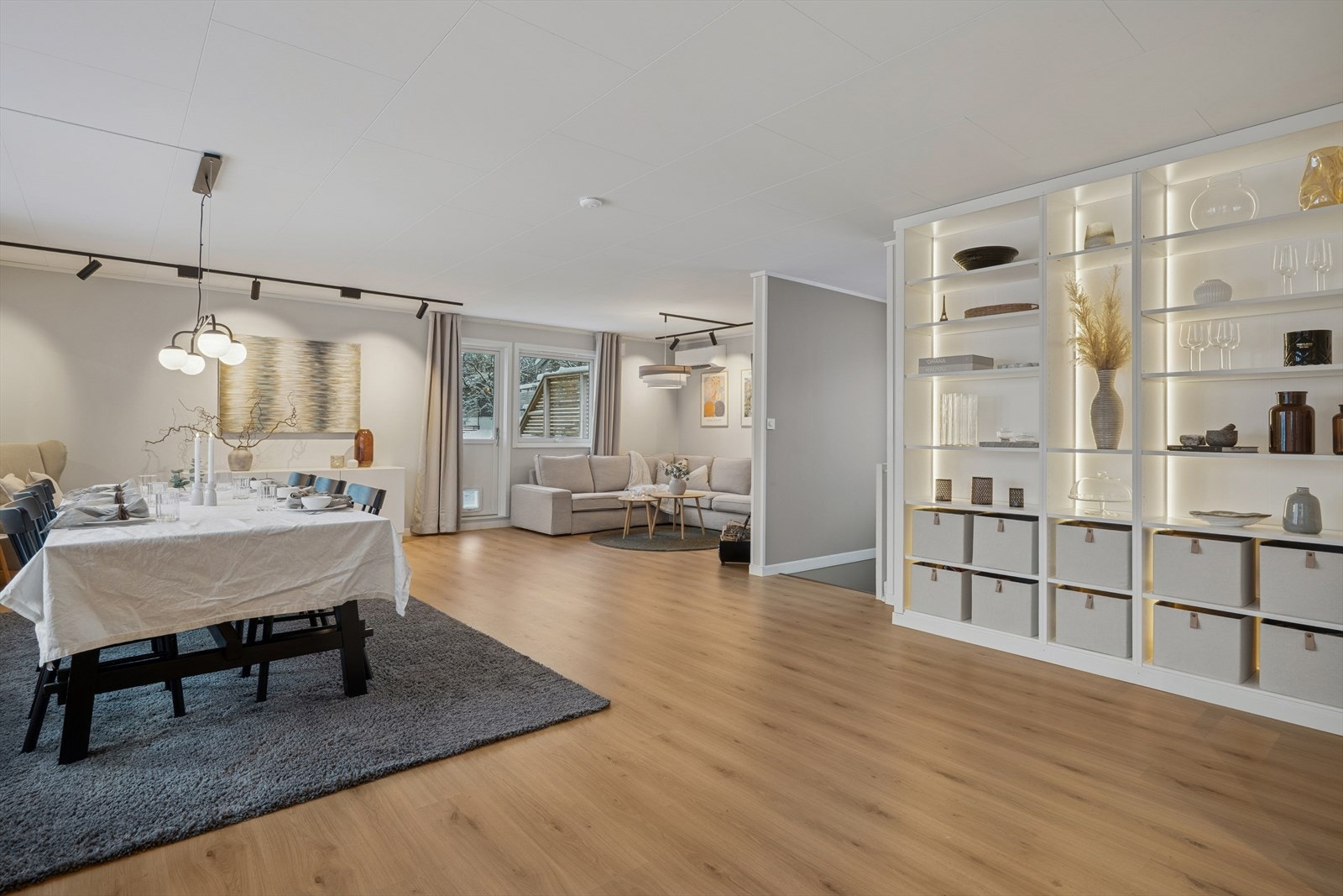 Åpen og romslig stue med god plass til og samle familie og venner til hyggelige lag. Galleribilde