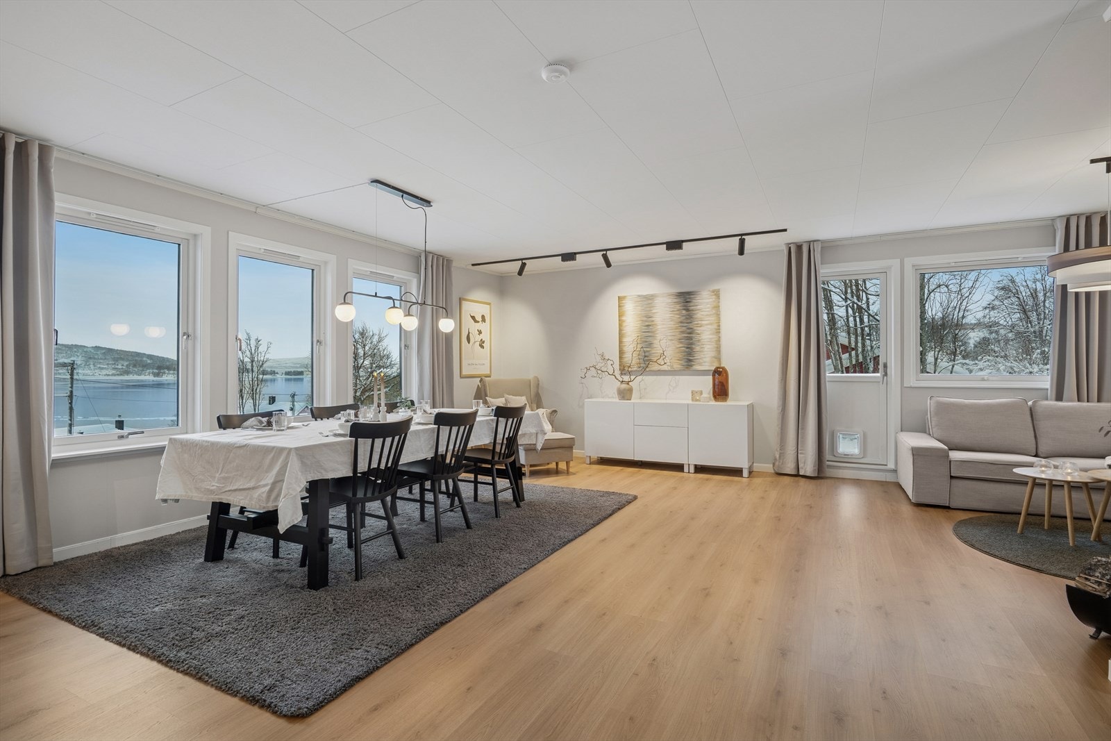 Stuen en lys og trivelig med god planløsning. Det er flott havutsikt fra stuens vinduer! Galleribilde