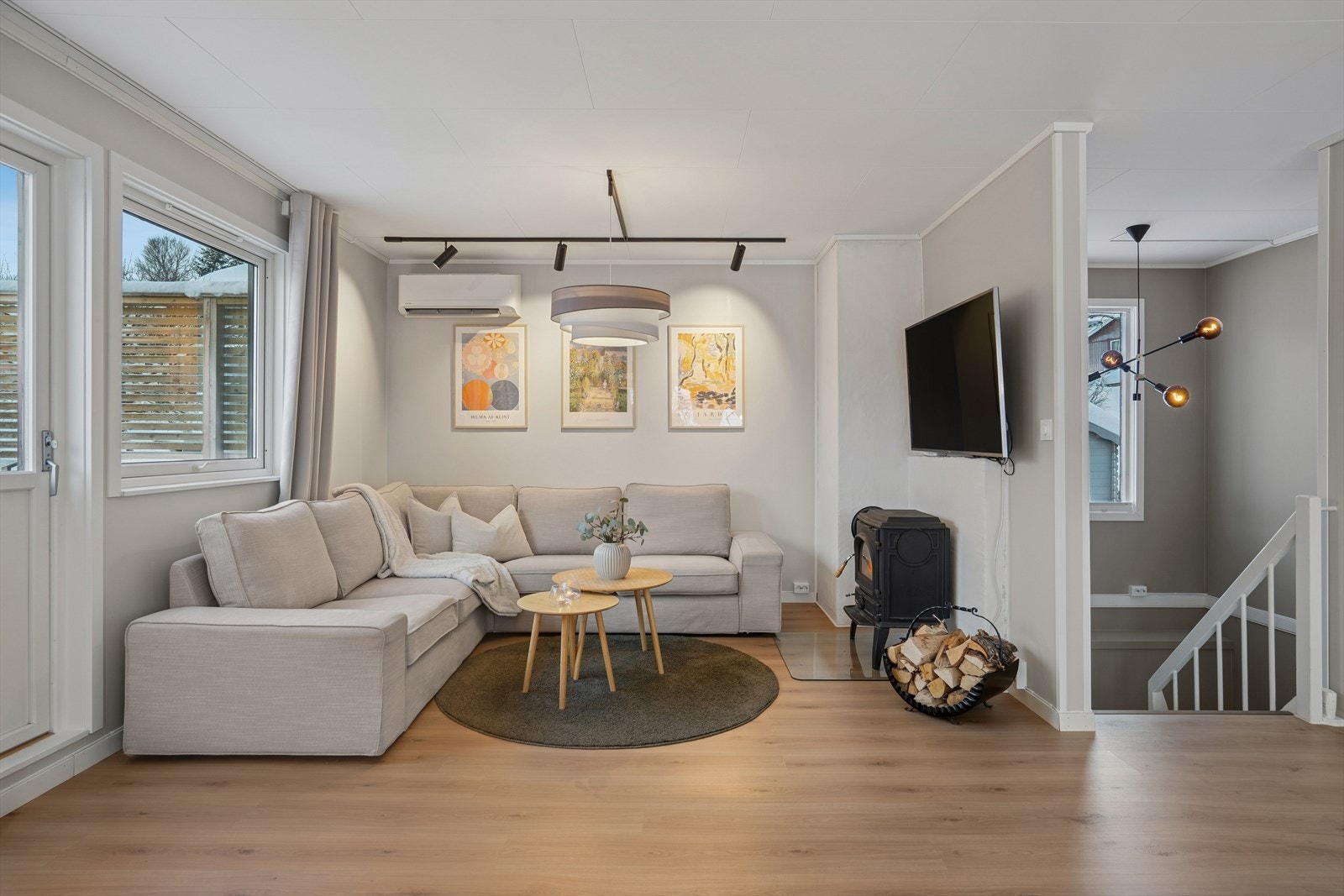 Det er god plass til og møblere i flere soner. Det er ildsted i stuen som varmer godt på kjøligere dager. Galleribilde