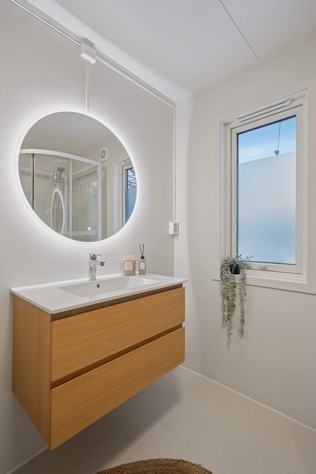 Badet i første etasje er pusset opp i 2025 ved egeninnsats. Galleribilde