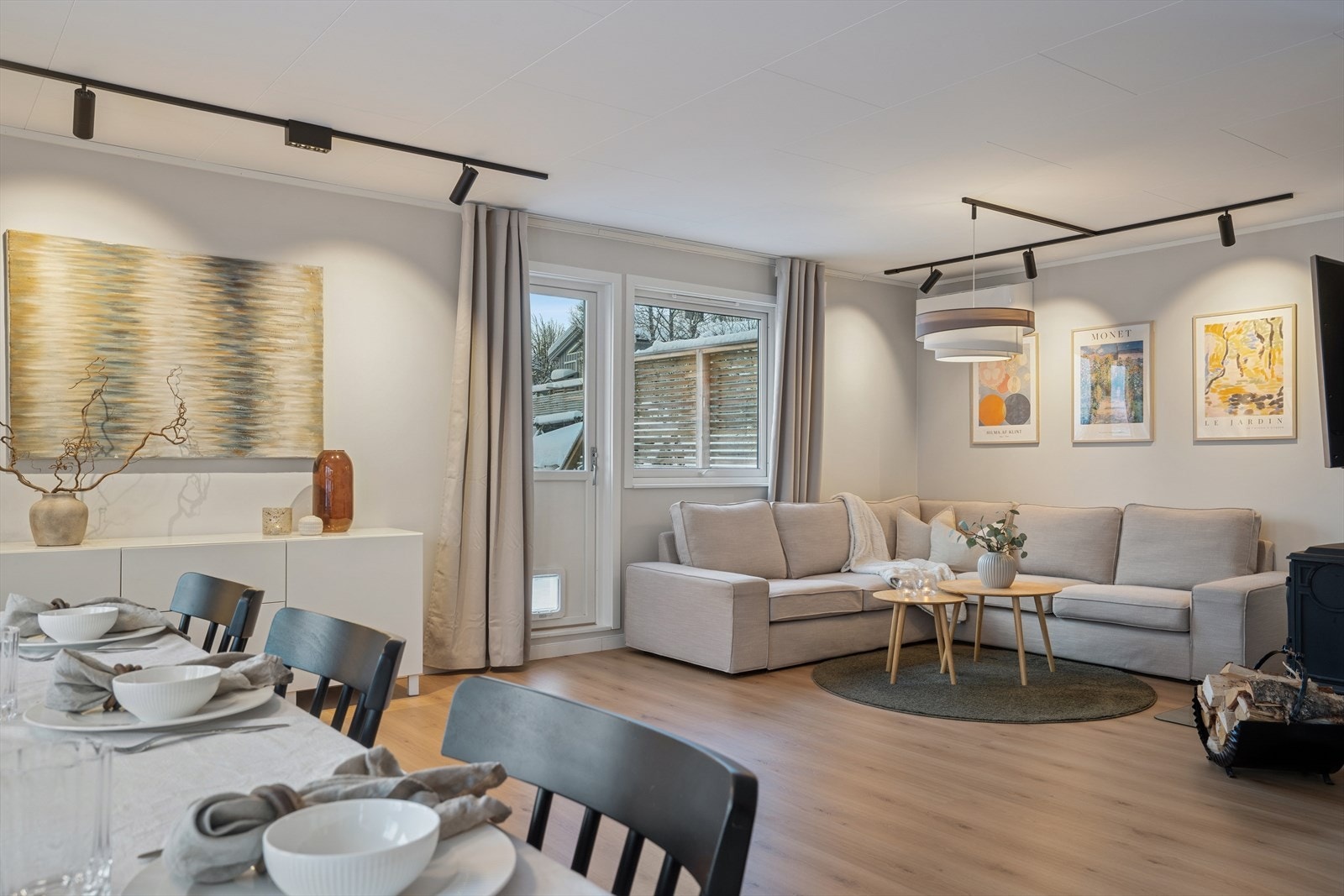 Stuen er malt i moderne og behagelige fargetoner og har god plass til både spisestue og sofagruppe. Galleribilde