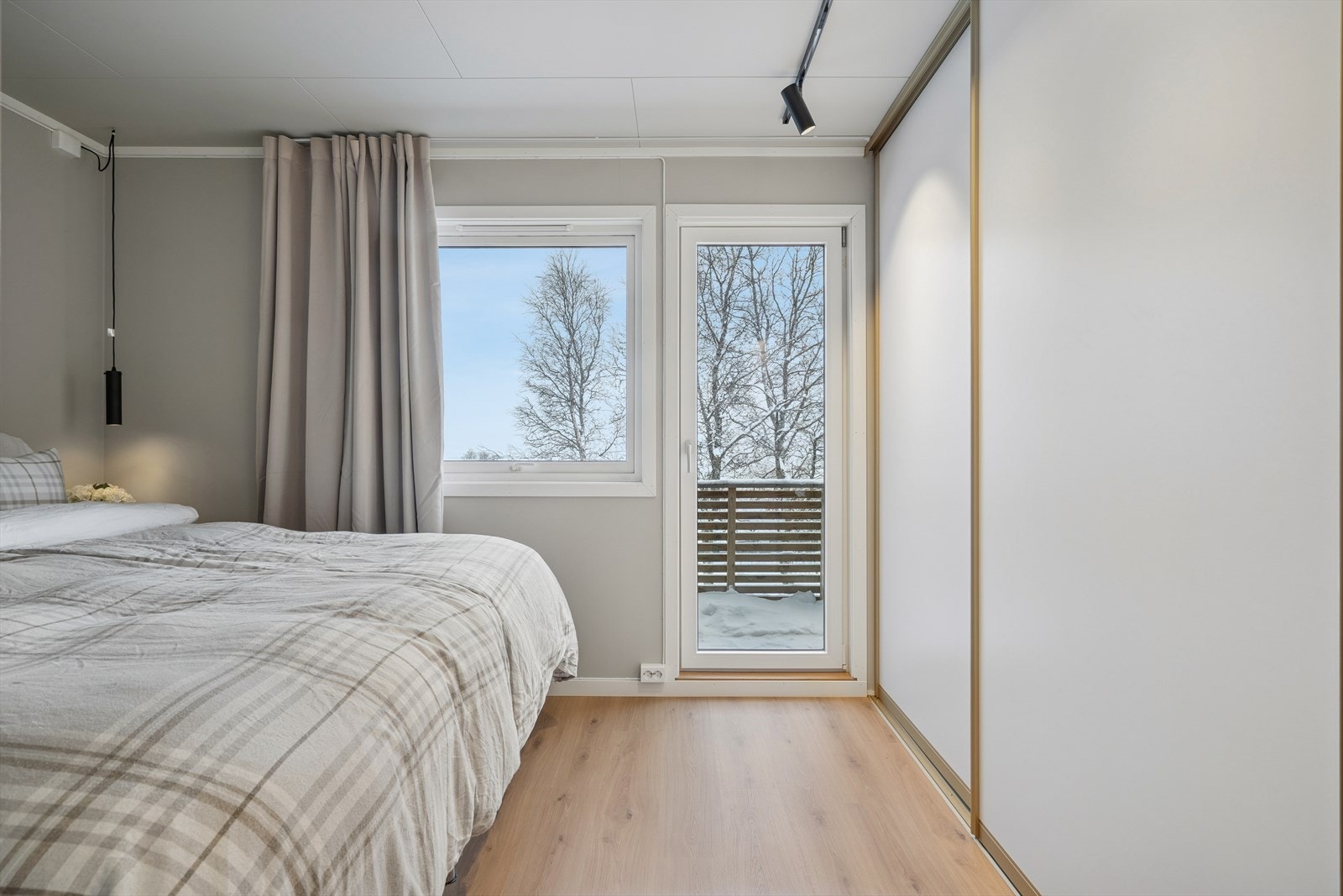 Det er god plass til seng, nattbord og skyvedørsgardeobe med god plass til oppbevaring av klær. Galleribilde