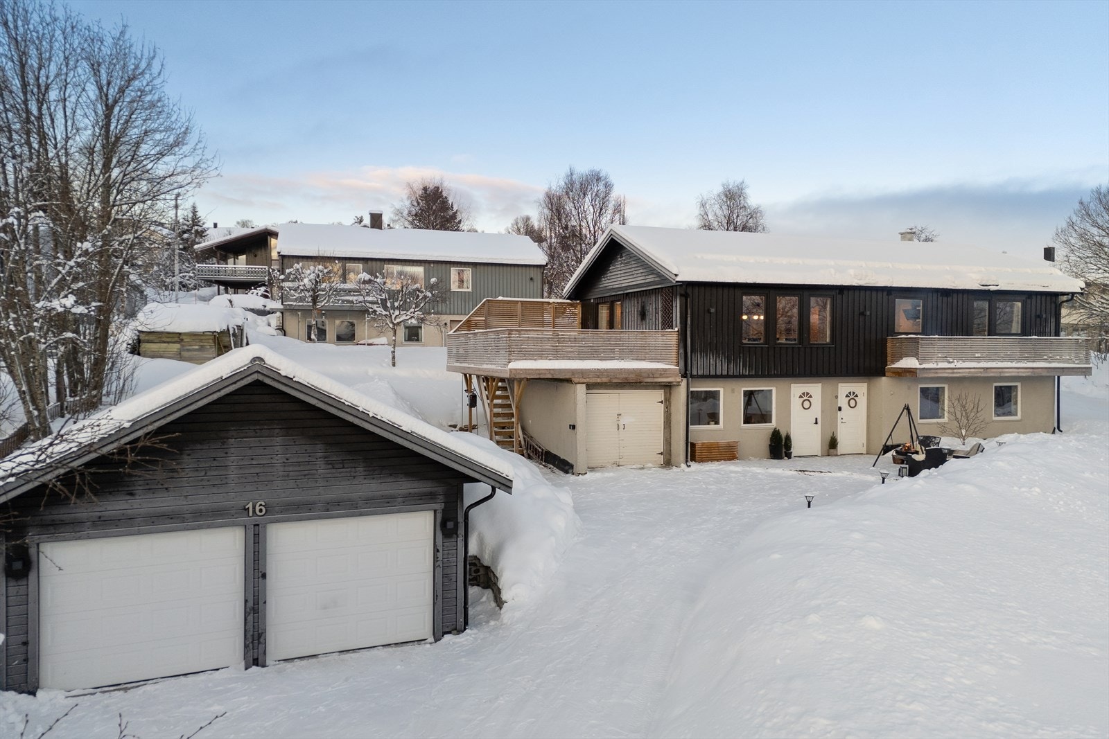 Det er god parkeringsdekning på egen tomt og det er dobbelgarasje som er oppført i 2015 med lademulighet. Galleribilde