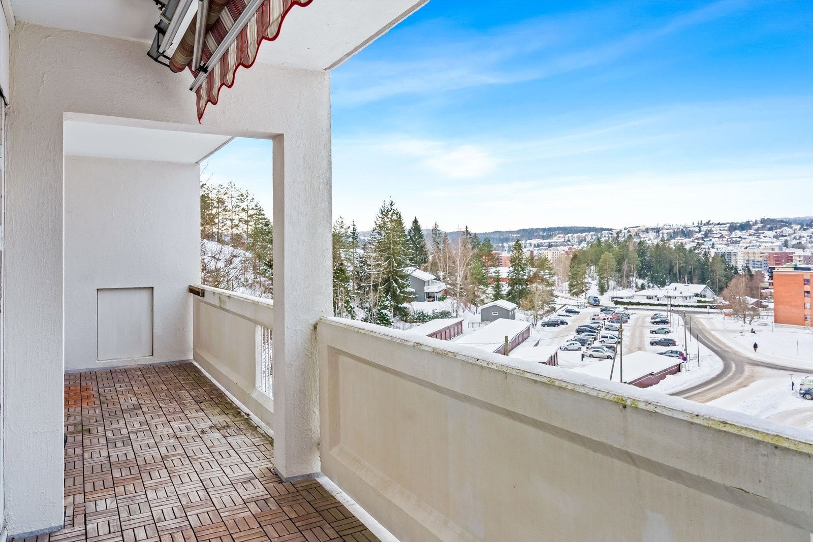 Fra stuen er det utgang til en vestvendt balkong på 13 m² med fin utsikt og gode solforhold. Galleribilde