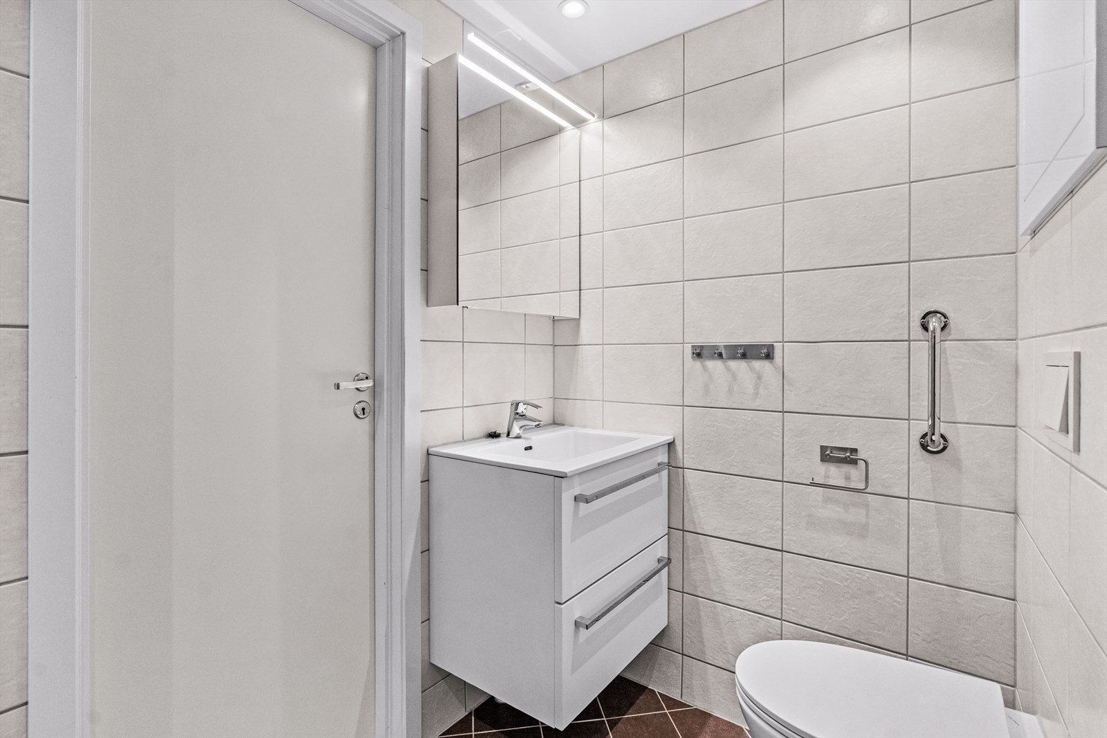 Badet er utstyrt med dusjhjørne med innfellbare dusjdører med blandebatteri. Galleribilde