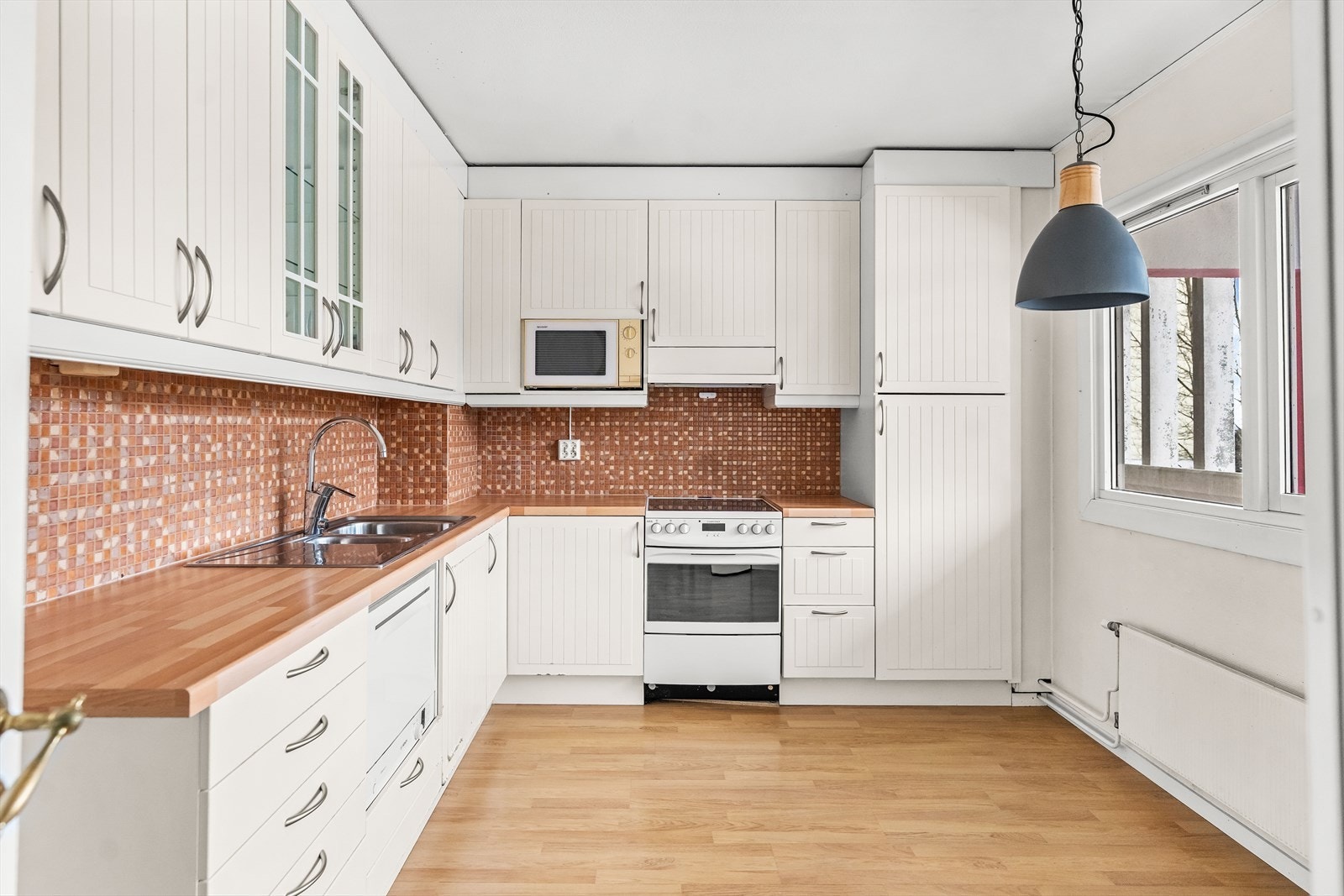 I tillegg disponeres en parkeringsplass og ekstern kjellerbod. Galleribilde