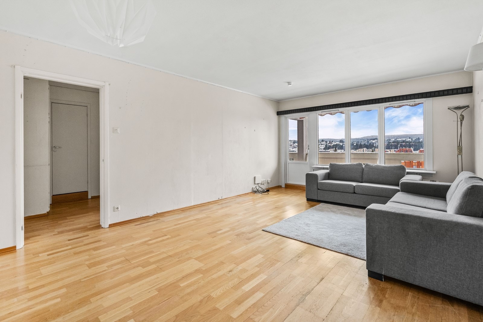 Leiligheten har en romslig og lys stue. Galleribilde