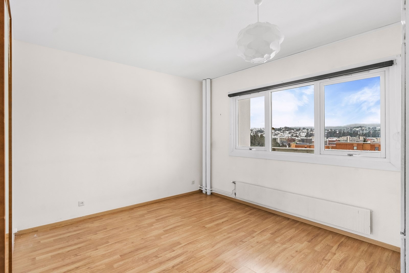 Hovedsoverommet har plass til dobbeltseng med tilhørende nattbord. Galleribilde