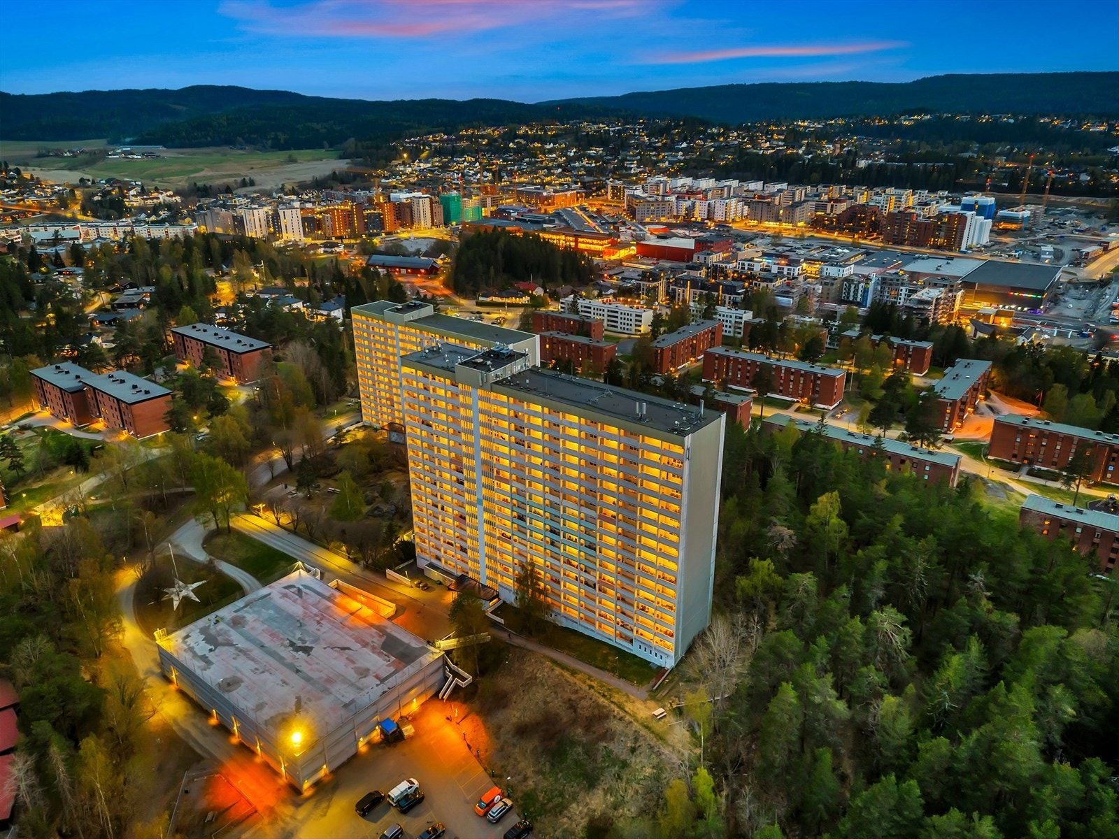 Leiligheten ligger i et attraktivt område med gangavstand til alle servicefunksjoner, kjøpesentre, skoler, barnehager og gode kollektivtilbud. Galleribilde